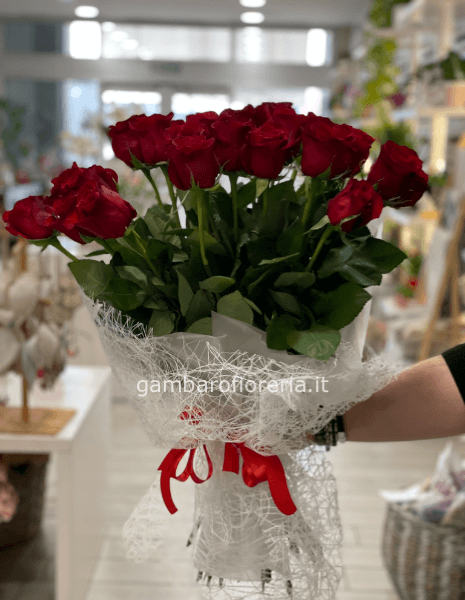 Rose rosse da comporre in mazzo per numero di steli, con complementi verdi