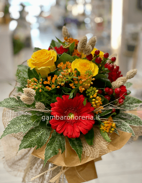 Bouquet assortito di fiori freschi colorati.