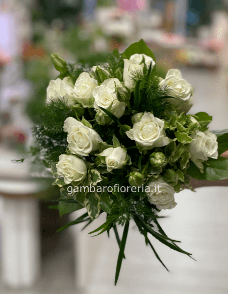 Bouquet di rose bianche e complementi