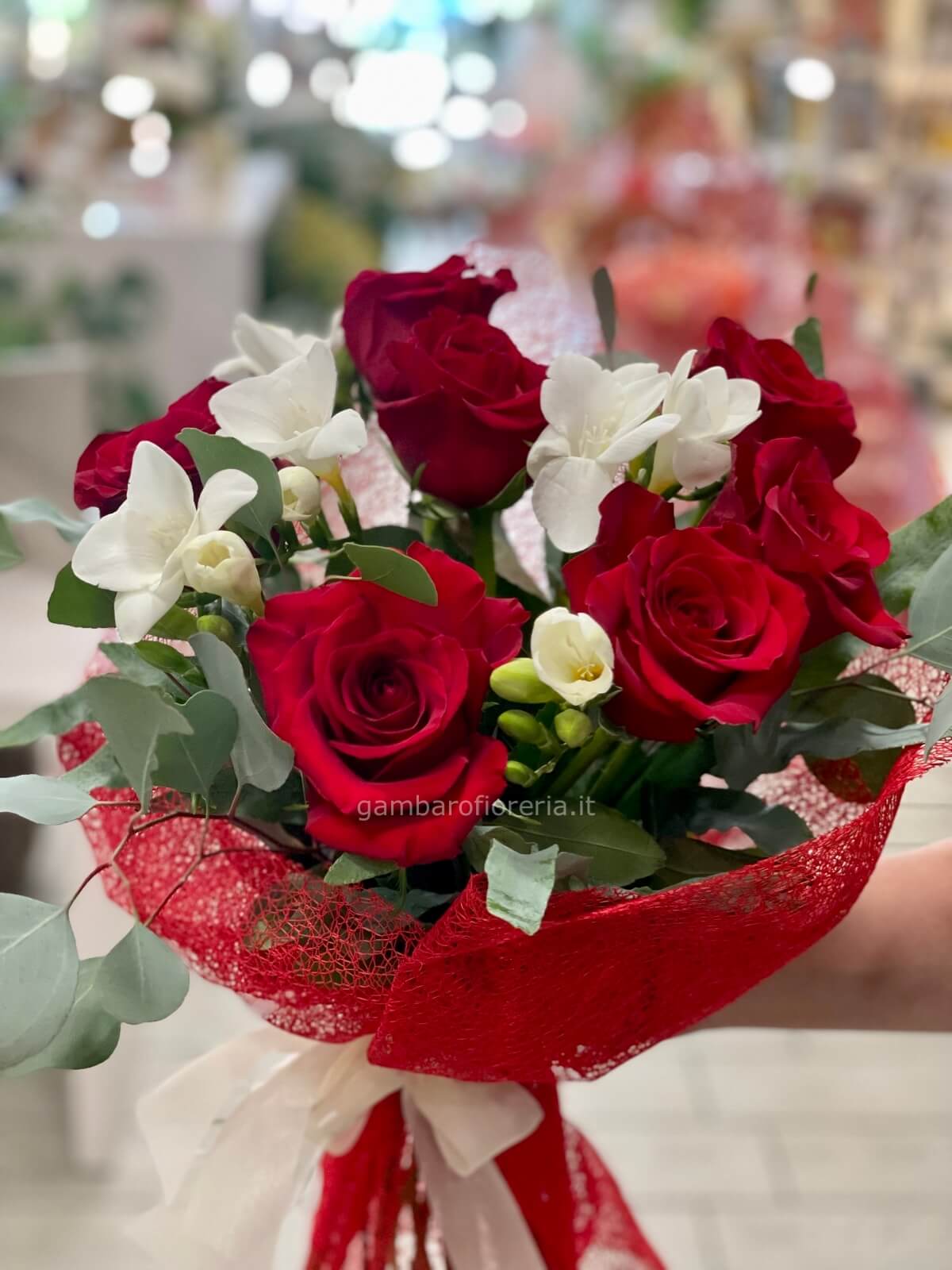 bouquet rose rosse e fiori bianchi